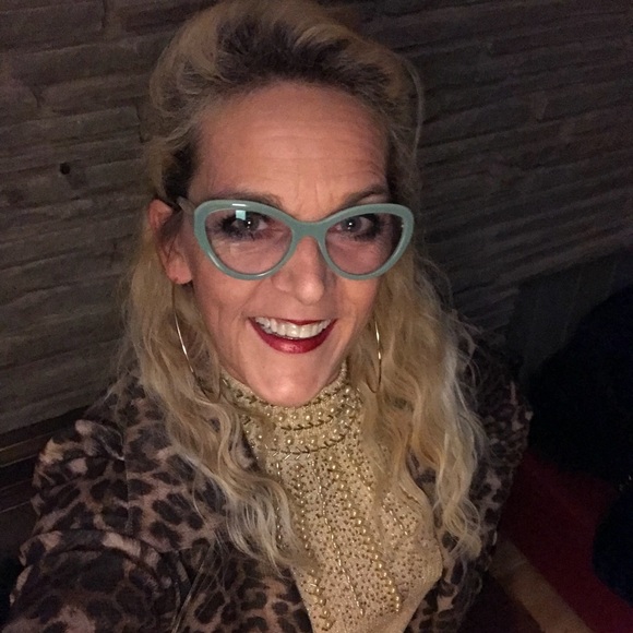 MEET YOUR POSHER - Dawn aka TucciCucci - Picture 4 of 6